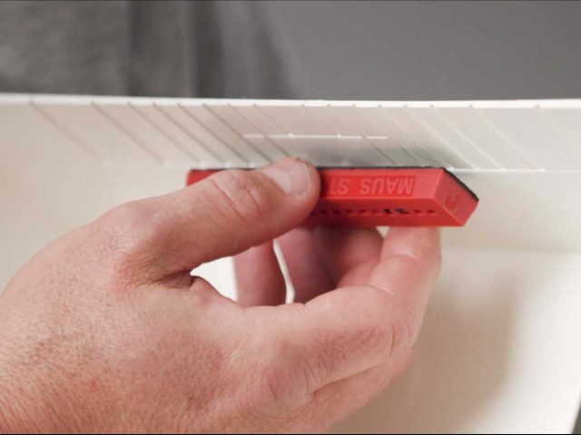 Automatisk brandsläckare liten nog att montera under motorkåpan